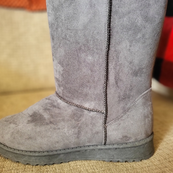 Eydram women fur lined winter Gray mid calf Boots with White Fur Accents. 7.5 - Picture 13 of 15